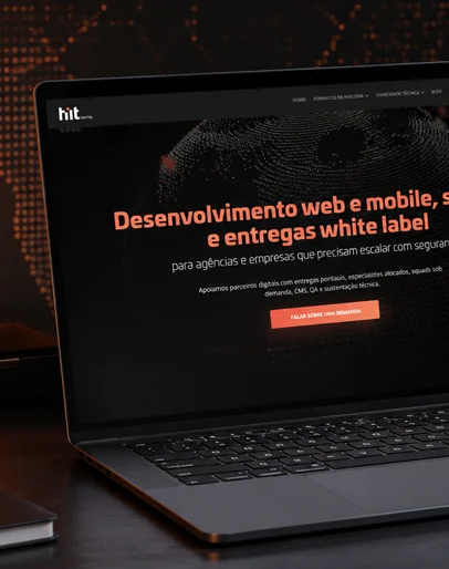 Mockup de notebook exibindo o novo site da Hit Digital para o marco de 2026