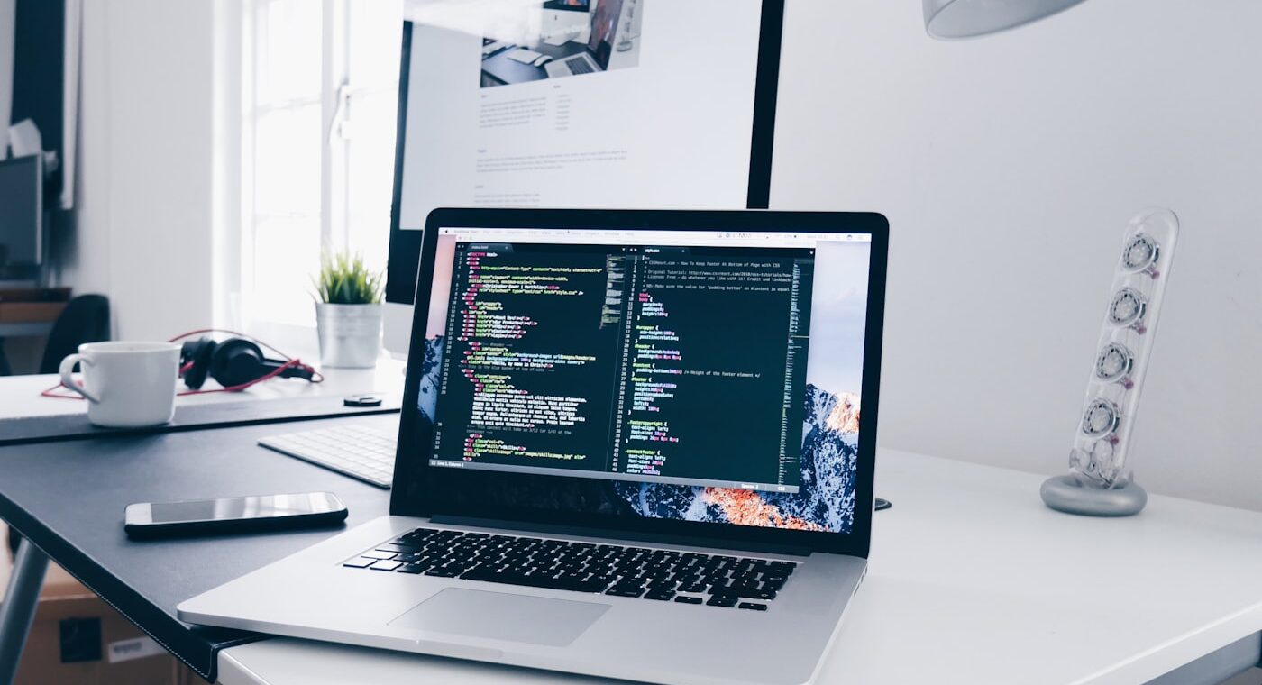 Notebook com código aberto em ambiente de trabalho