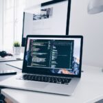 Notebook com código aberto em ambiente de trabalho