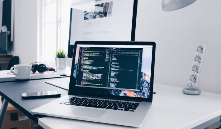 Notebook com código aberto em ambiente de trabalho