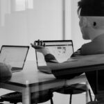 Equipe organizando planejamento em mesa de trabalho