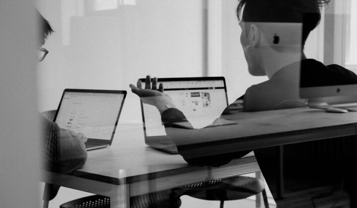 Equipe organizando planejamento em mesa de trabalho