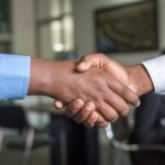 Profissionais em reunião formal de parceria
